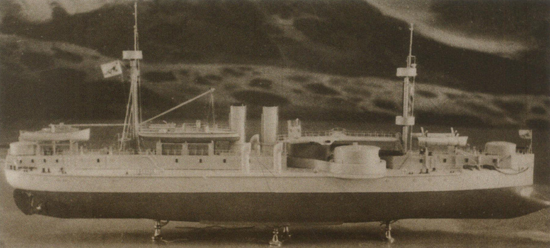“定远”铁甲舰(模型)。排水量7335吨，主炮口径305毫米，是北洋舰队的旗舰